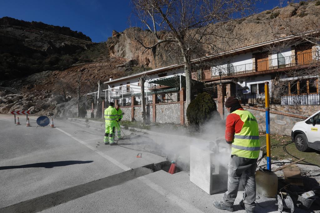 Trabajao para asegurar la ladera en Sierra Nevada. 