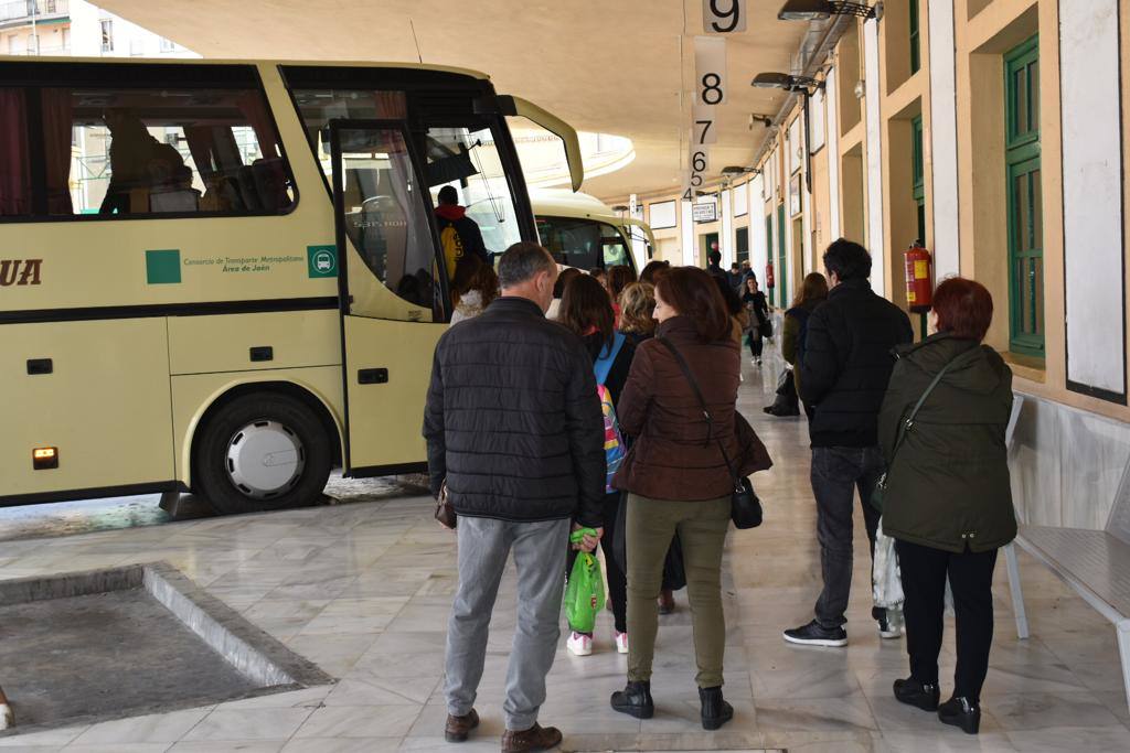 Viajeros esperando en los andenes de la estación de autobuses de Jaén. 