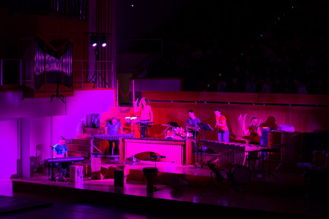 El espectáculo aprovecha los distintos ámbitos del escenario. 