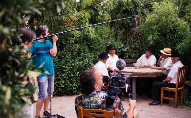 Tolentino y Morales graban una escena de 'Y punto', sobre el trovo, en Cádiar.