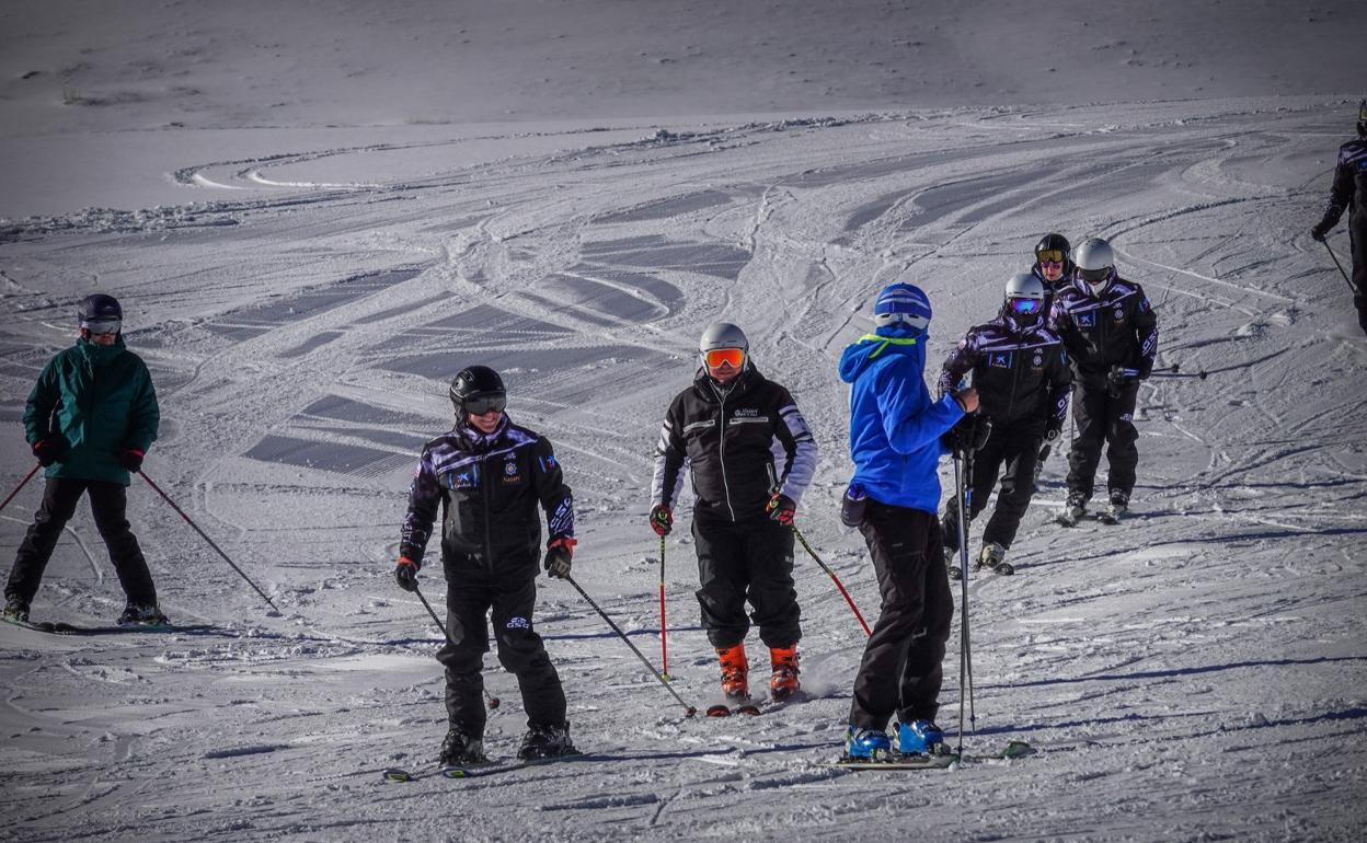 Esquiadores en Sierra Nevada. 