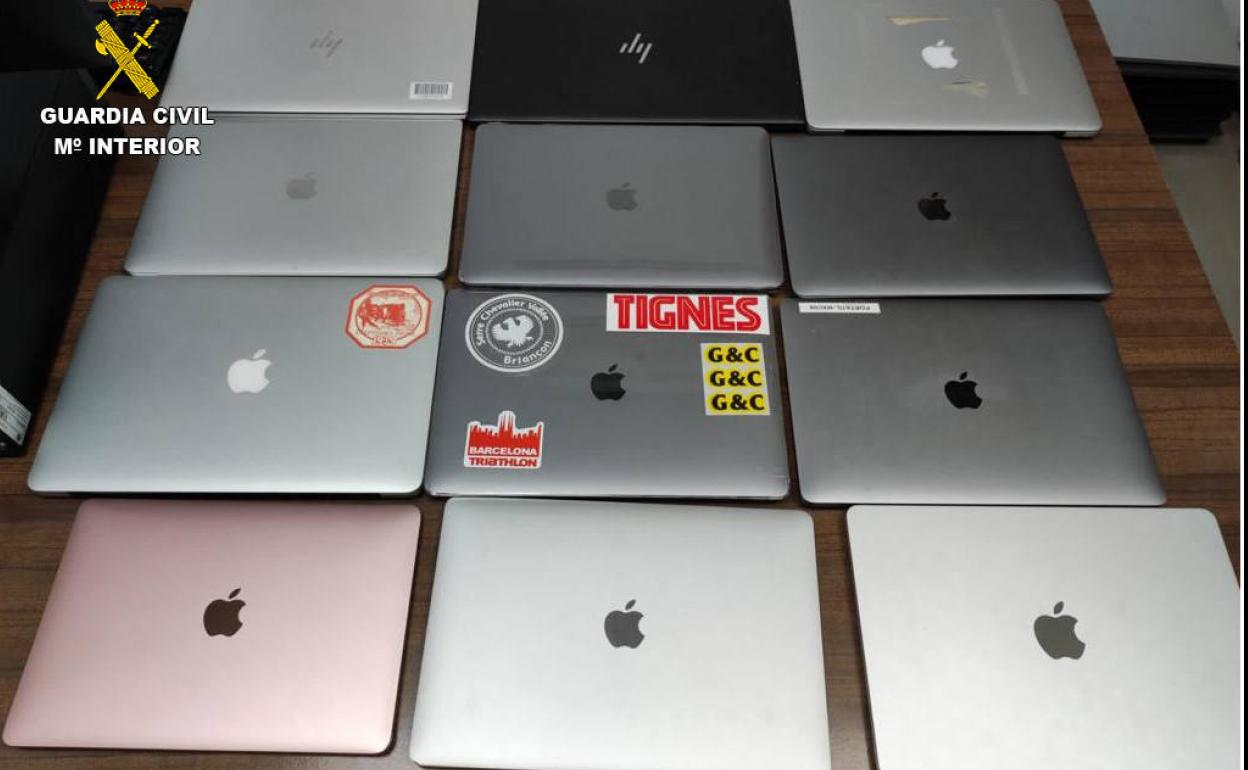 Artículos incautados por la Guardia Civil tras la detención del camión en Huétor Tájar.