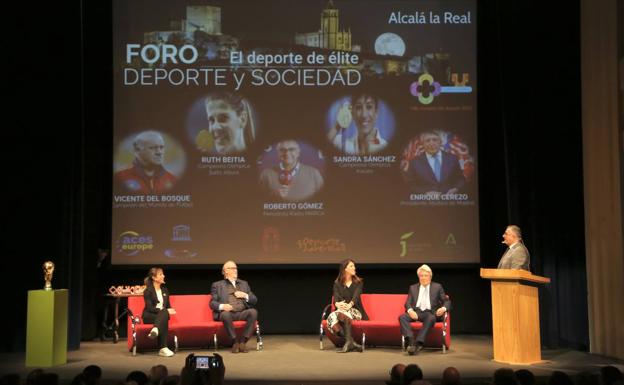 Escenario con Sánchez, Del Bosque, Beitia, Cerezo y el periodista y moderador Roberto Gómez. 