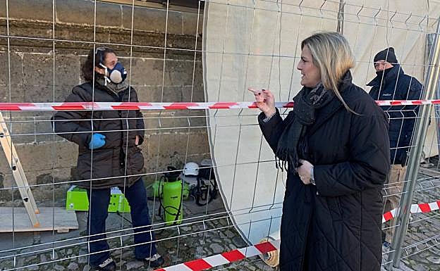 La alcaldesa, Lola Marín, en una visita a las obras. 