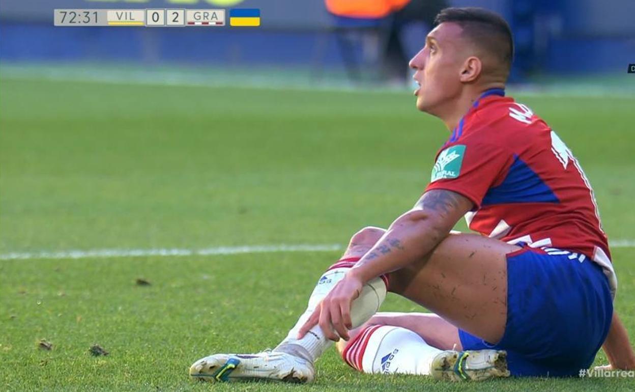 Uzuni se señala la marca del pisotón que quedó en su bota. 