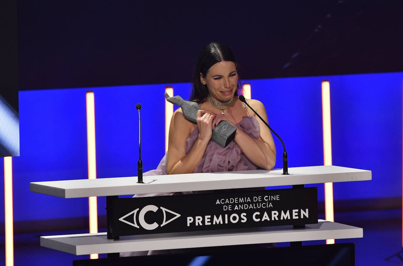 La actriz Paula Díaz recibe el premio a la mejor actriz de reparto. 