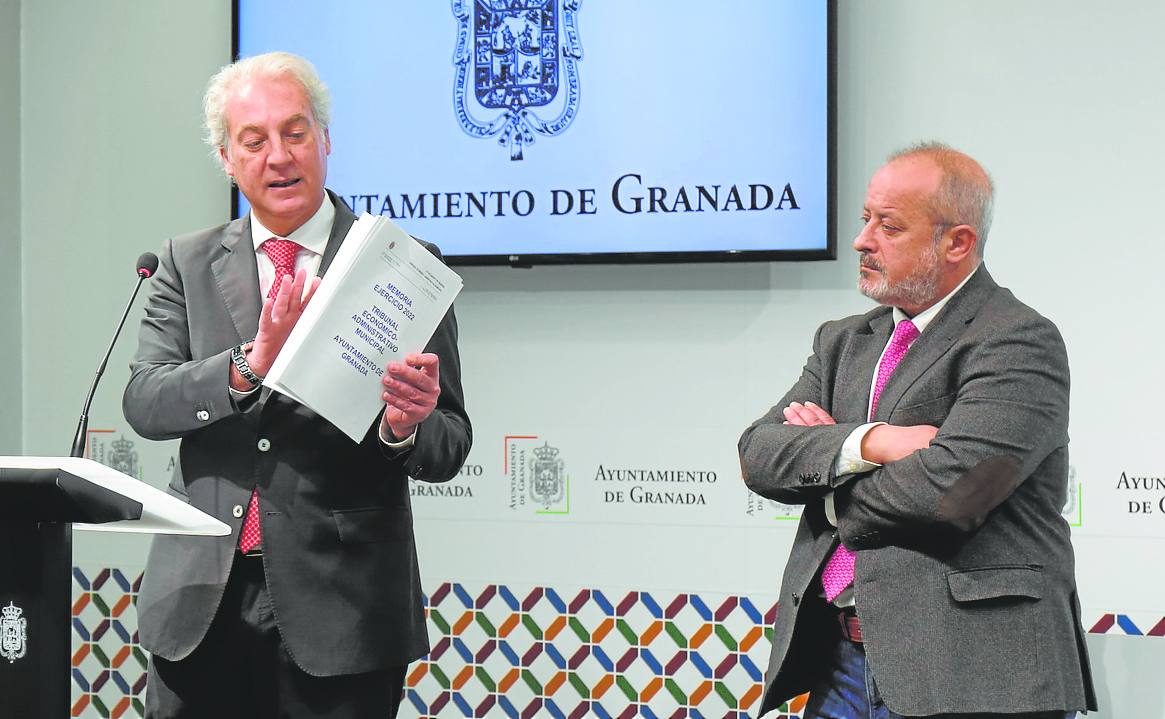 El edil José Antonio Huertas posa con la memoria junto al presidente del tribunal, Antonio López. I/IDEAL