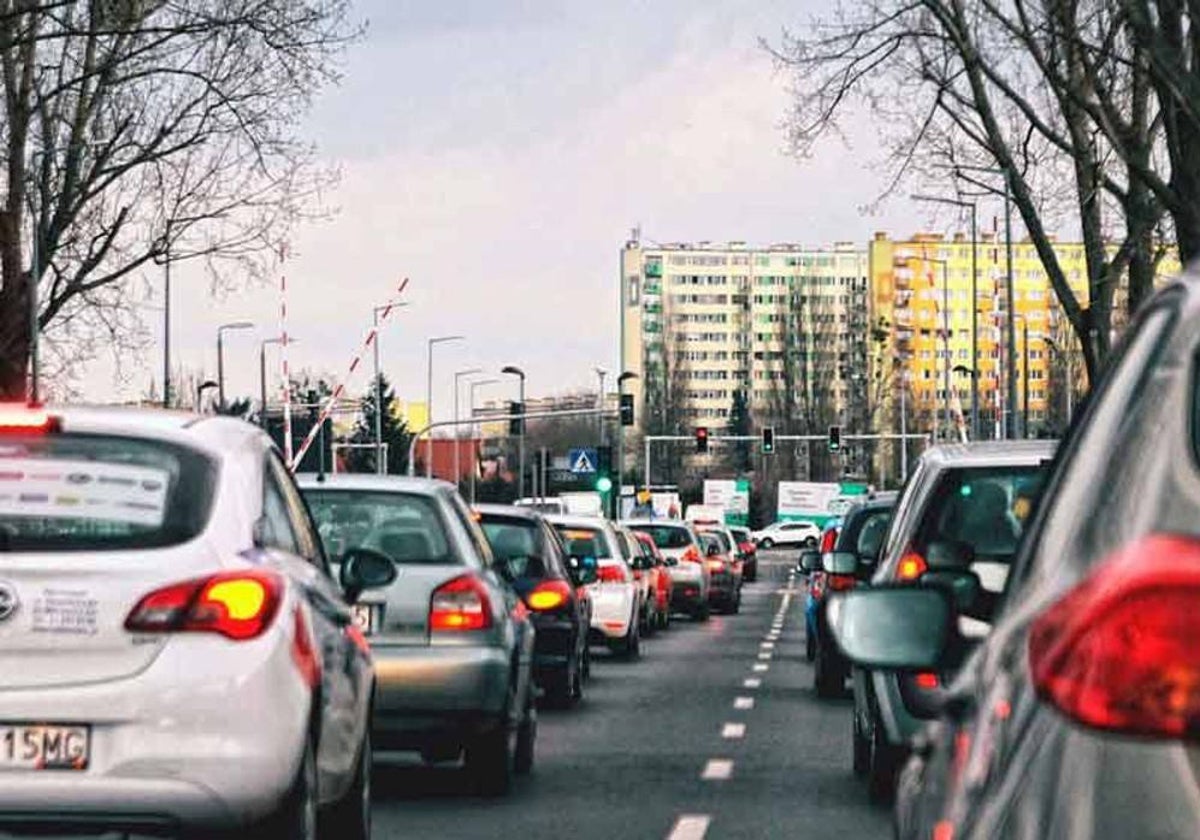 Cada vez se restringe más el acceso de coches contaminantes a las ciudades, pero el parque /envejece. P.