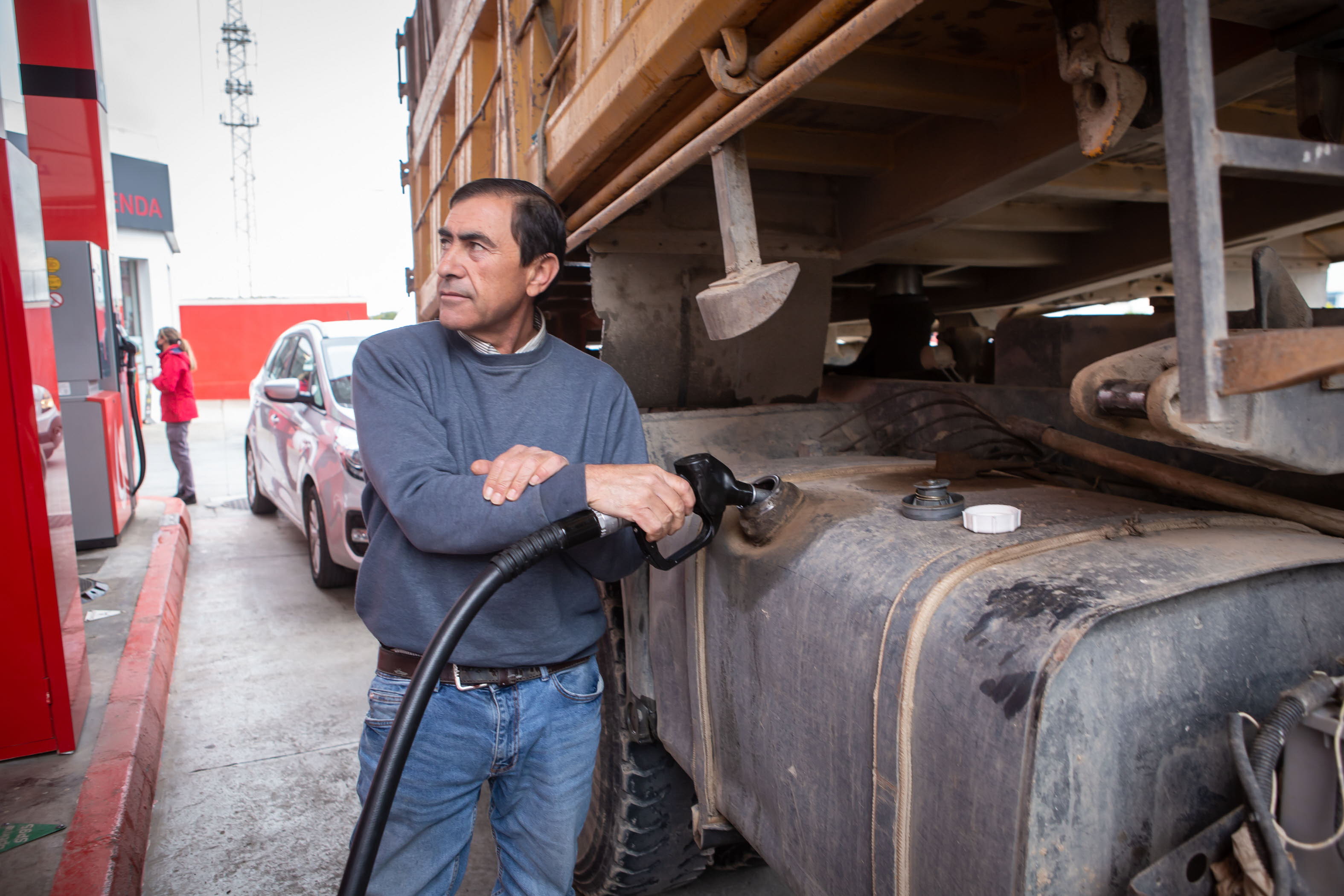 Estos conductores se ahorrarán el IVA del combustible este año.
