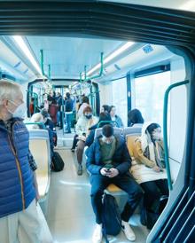 Imagen secundaria 2 - Los trabajadores del metro comentan que un 70% de los pasajeros ya no lleva puesta la mascarilla.