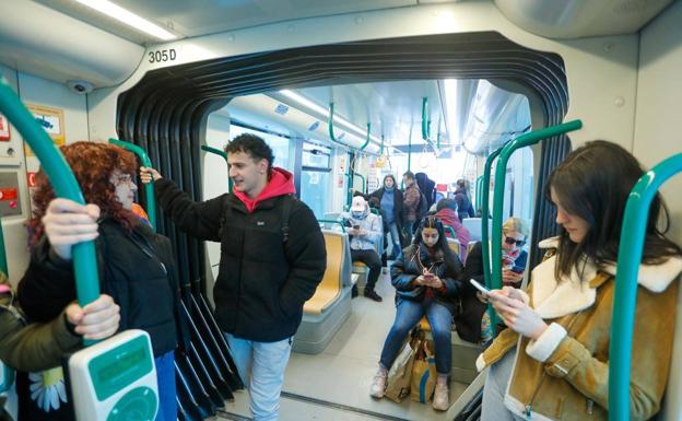 Pablo y Amaya (izquierda) viajan este miércoles en el metro sin mascarilla, al igual que el resto de pasajeros. 