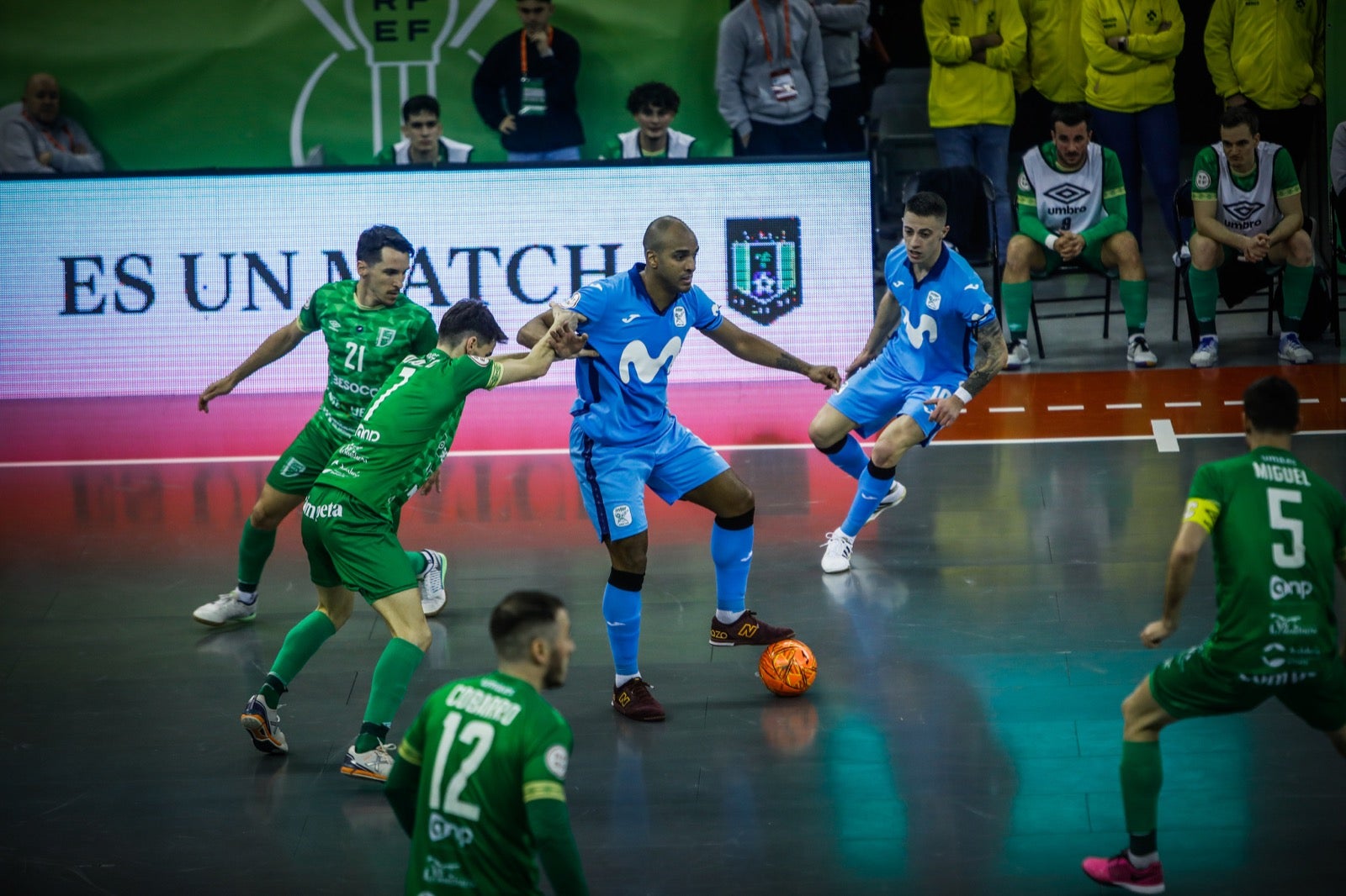 Momento del partido entre el Movistar y el Antequera.