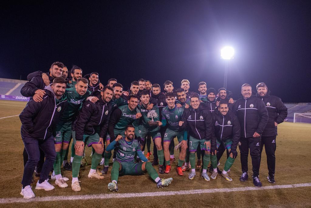 Los jugadores y cuerpo técnico del Mancha Real con el Trofeo del Olivo. 