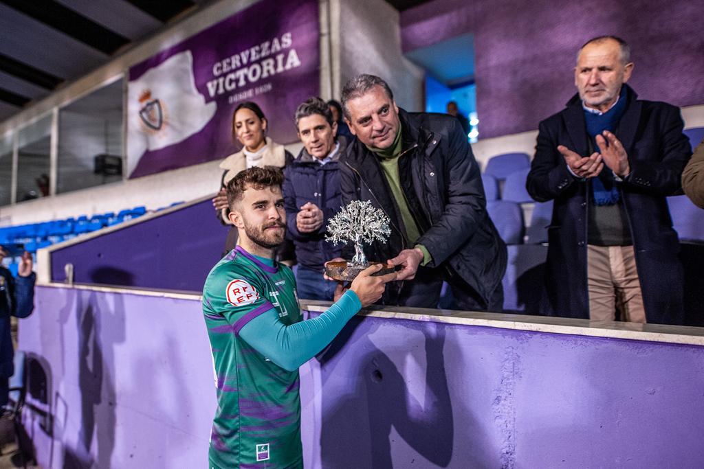 El jugador del Atlético Mancha Real recoge el trofeo de las manos del diputado Ángel Vera. 