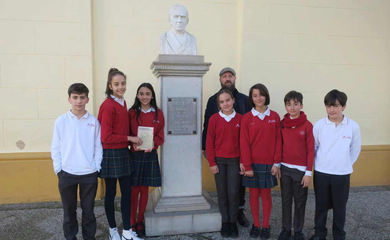 Un grupo de alumnos en el Ave María de la Quinta con uno de los antólogos y profesor avemariano, Javier Gilabert. 