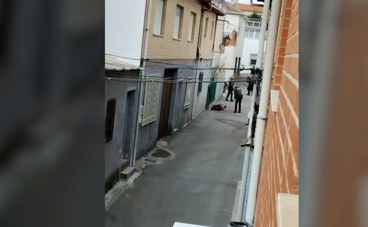 La víctima del apuñalamiento se encuentra en el suelo y los agentes de la Guardia Civil estaban en espera de poder entrar a la vivienda. 