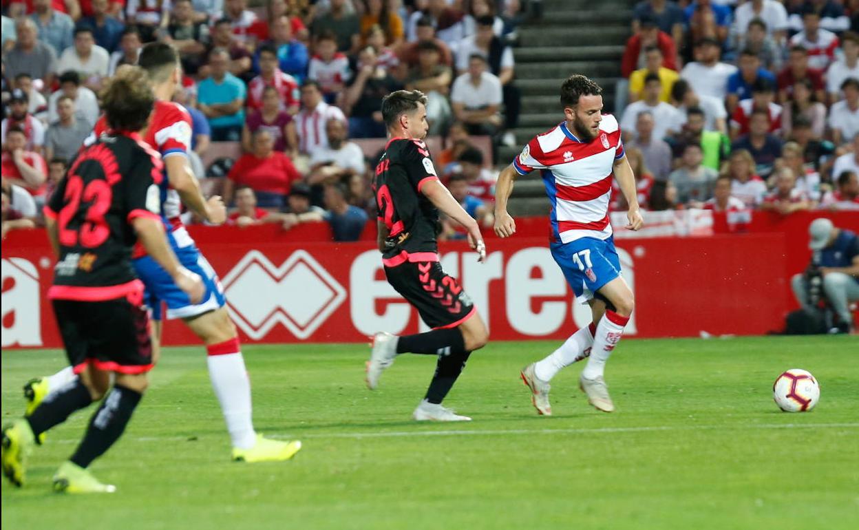 Quini persigue un balón en el último precedente contra el Tenerife en Los Cármenes. 