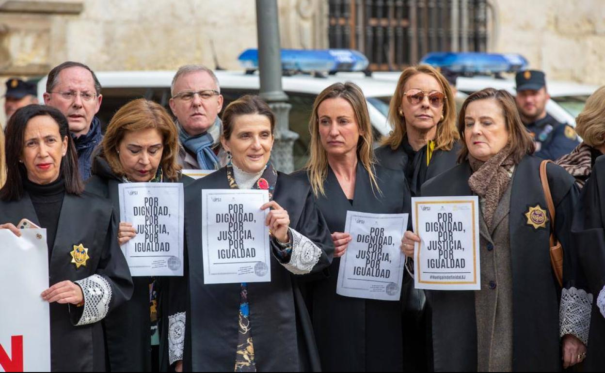 Concentración de los Letrados de la Administración de Justicia este jueves en Plaza Nueva. 