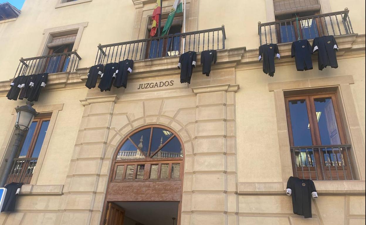 Las togas de algunos de los LAJ colgaban de los balcones de la sede de Plaza Nueva con motivo de la última concentración del colectivo. 