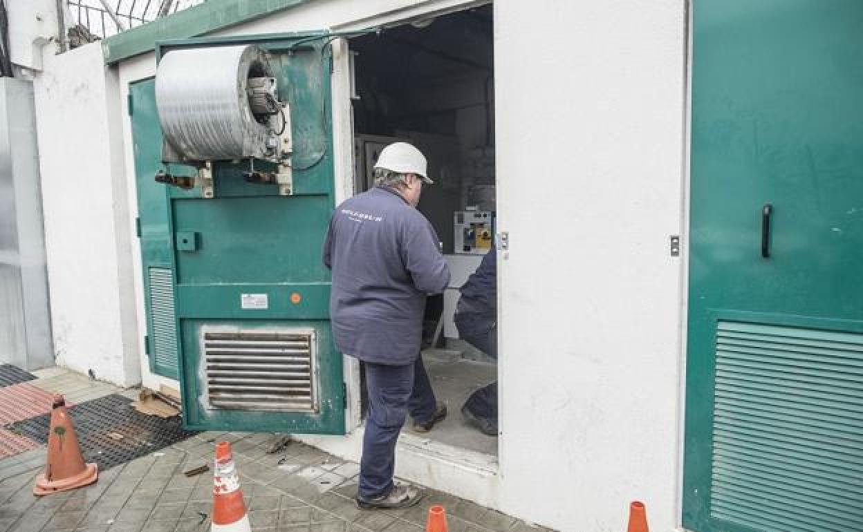 Tecnicos de Endesa revisan un transformador afectado por enganches ilegales.