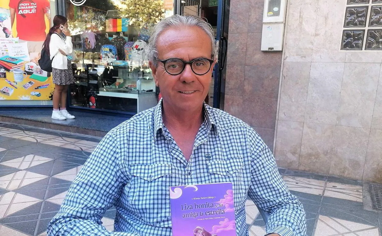 Alfonso Romero, con su libro. 