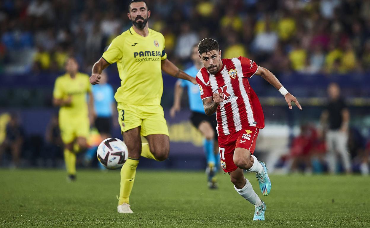 Pozo, perseguido por Albiol, en el partido disputado en la ida en el Ciutat de Valencia. 