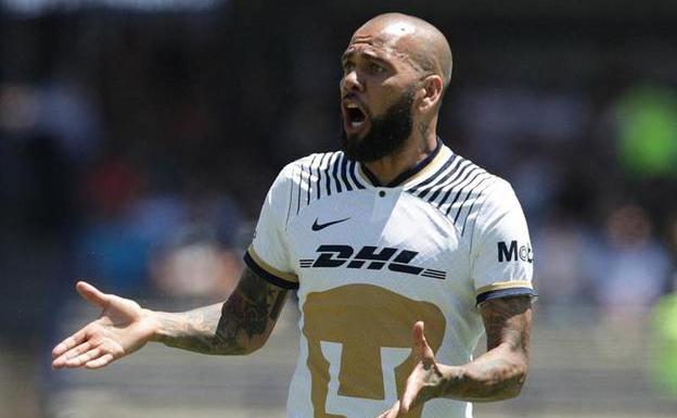 Dani Alves, durante un partido con el Pumas mexicano/Reuters