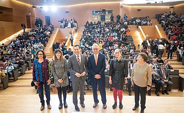 Moreno Bonilla y Luis Alcalá, director del Parque, con las ponentes de la jornada. 