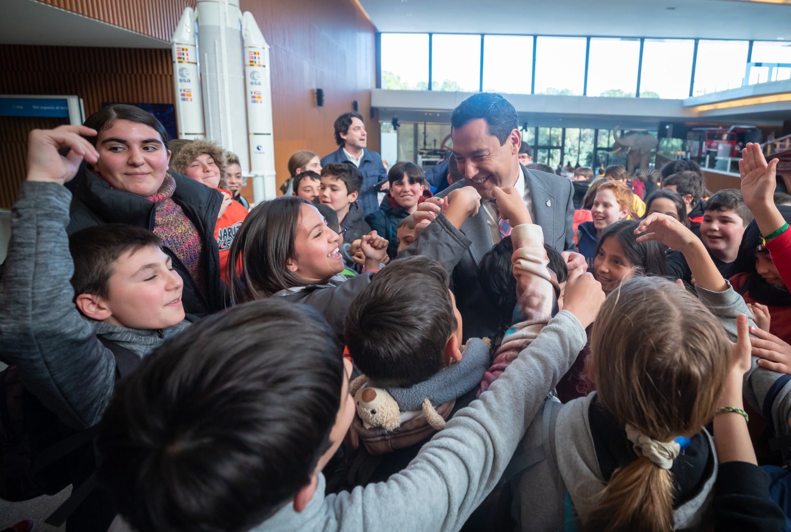 Juanma Moreno saluda a un pequeño amigo, en el Biodomo del Parque de las Ciencias. 