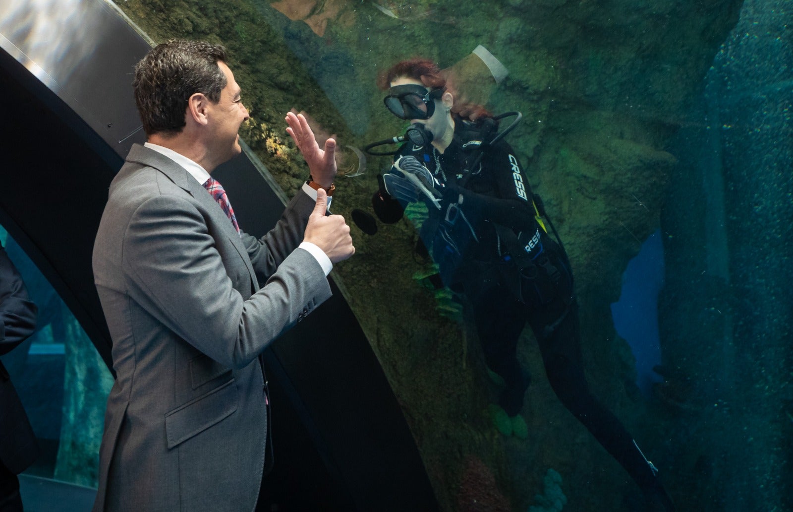 Juanma Moreno saluda a un pequeño amigo, en el Biodomo del Parque de las Ciencias. 