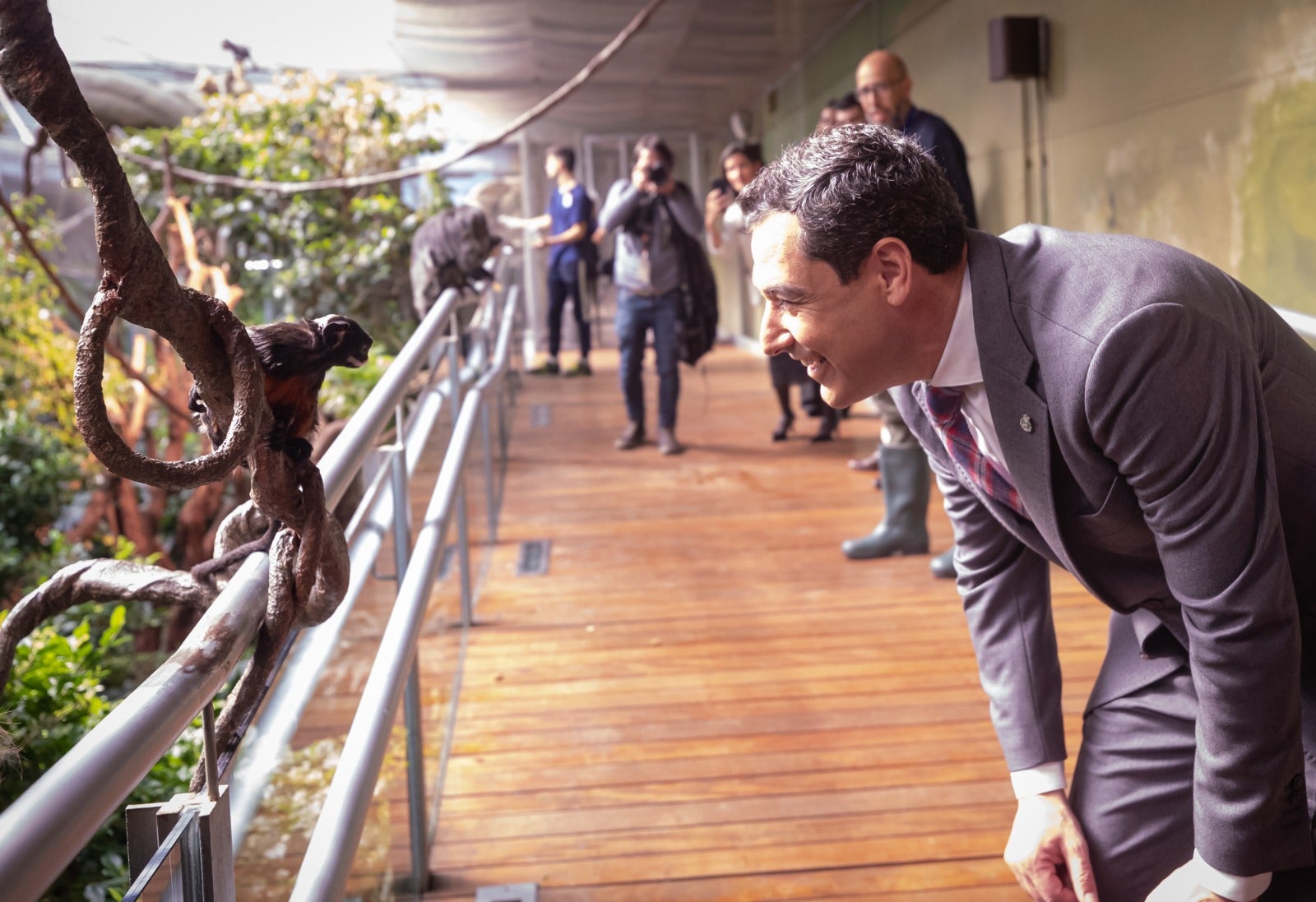 Juanma Moreno saluda a un pequeño amigo, en el Biodomo del Parque de las Ciencias. 