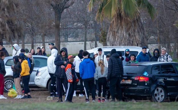 Varias decenas de jóvenes celebran una fiesta ilegal este sábado por la mañana en la zona de Bobadilla/ALFREDO AGUILAR
