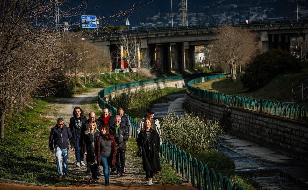 Los componentes de la Asociación Río Monachil-Vega Sur recorren el paseo a la altura del parque Miguel Rïos de Granada.