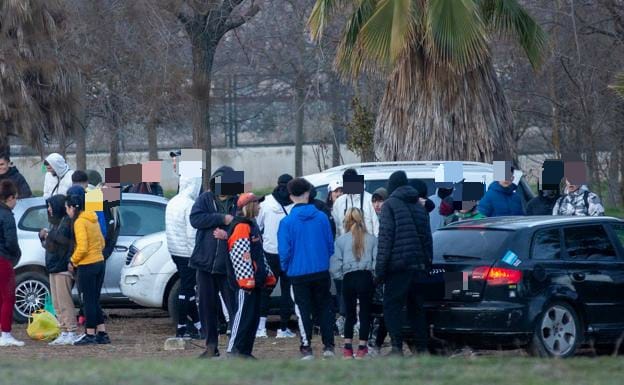 Numerosos jóvenes se desplazaron hasta unos terrenos de Bobadilla para seguir la juerga a primera hora de la mañana de este sábado.