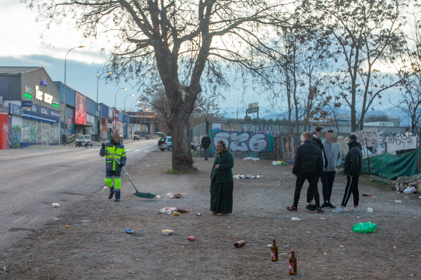 Numerosos jóvenes se desplazaron hasta unos terrenos de Bobadilla para seguir la juerga a primera hora de la mañana de este sábado.