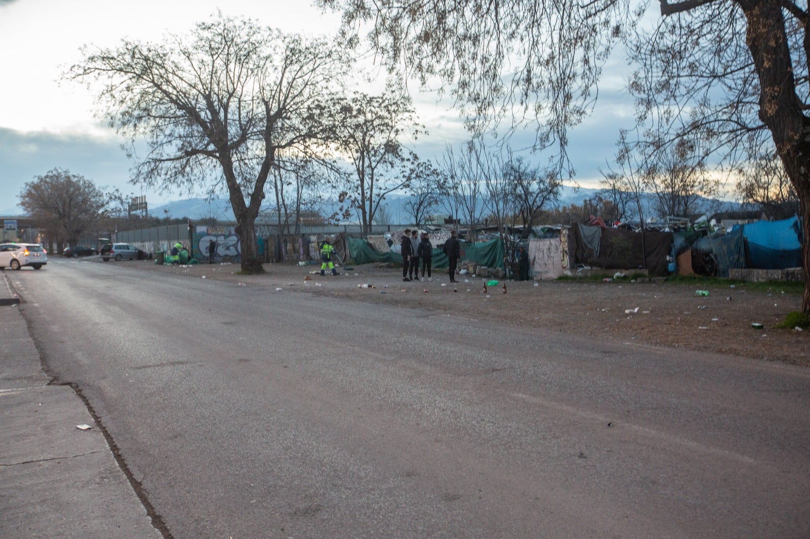 Numerosos jóvenes se desplazaron hasta unos terrenos de Bobadilla para seguir la juerga a primera hora de la mañana de este sábado.