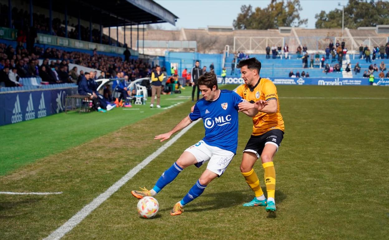 Javi Duarte protegiendo el balón en la banda