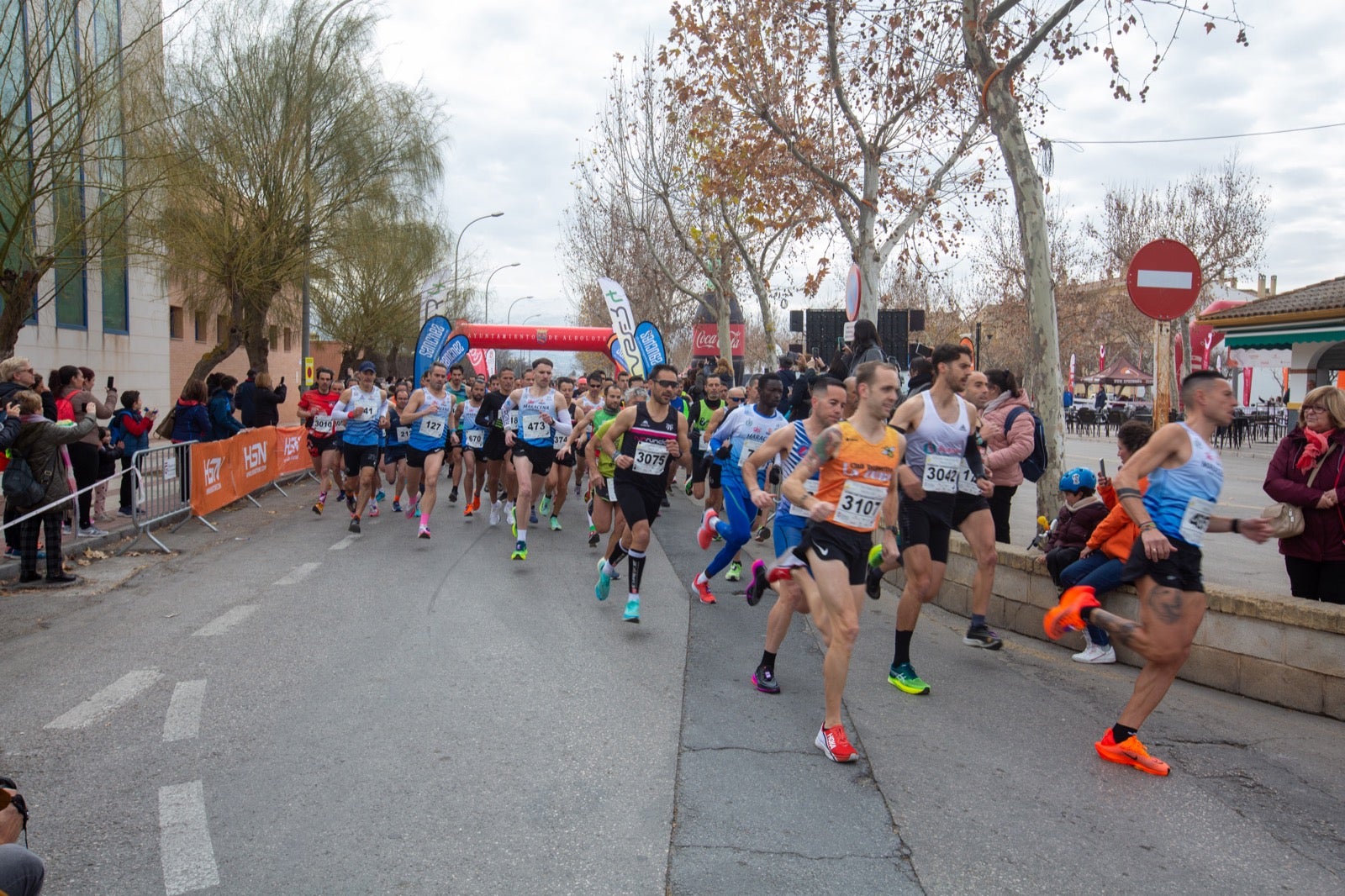 ientos de corredores participan en una de las grandes pruebas del Gran Premio de Fondo Diputación de Granada