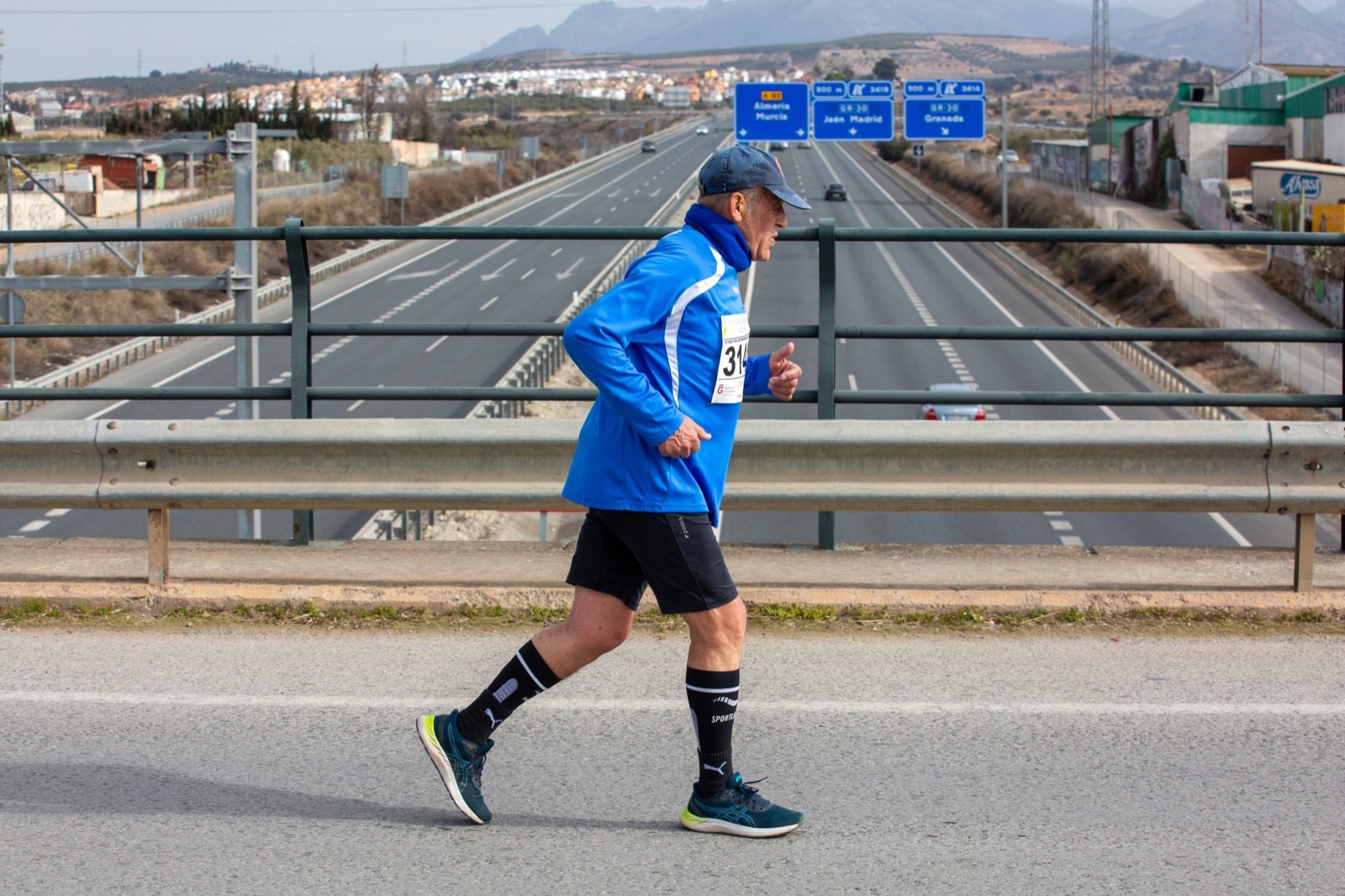 ientos de corredores participan en una de las grandes pruebas del Gran Premio de Fondo Diputación de Granada