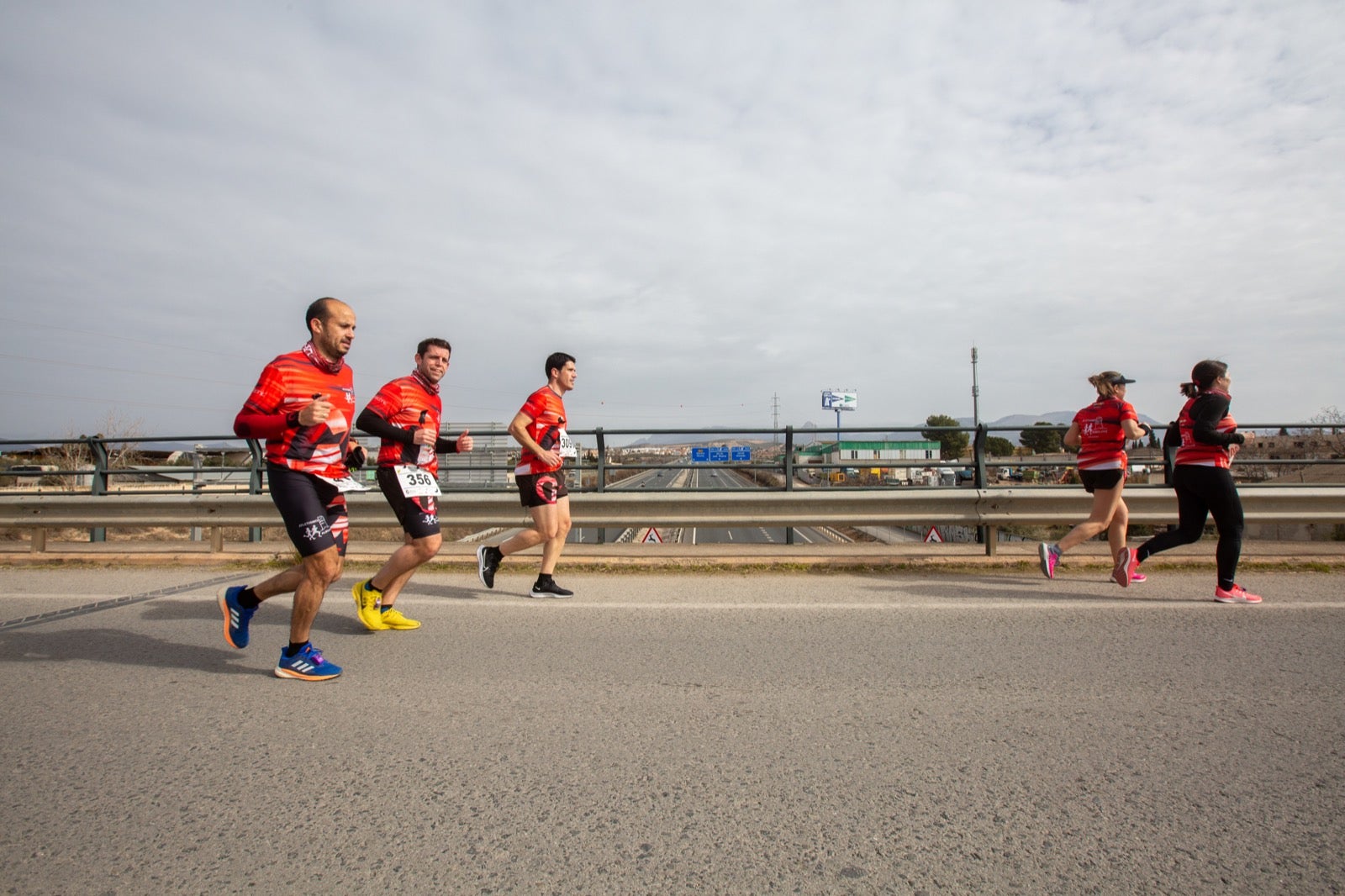 ientos de corredores participan en una de las grandes pruebas del Gran Premio de Fondo Diputación de Granada
