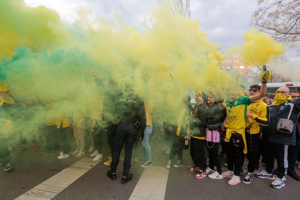 Miles de aficionados jienenses se desplazan a la ciudad granadina para vivir una cita histórica en la final de la Copa de España
