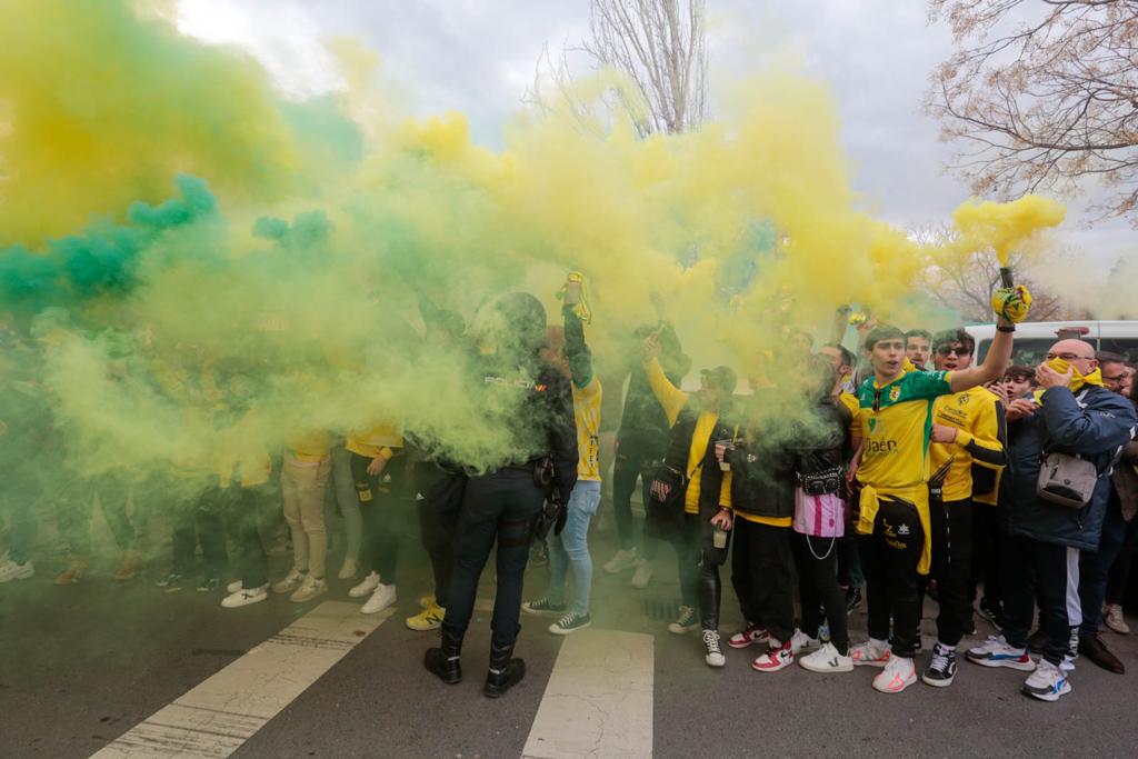 Miles de aficionados jienenses se desplazan a la ciudad granadina para vivir una cita histórica en la final de la Copa de España