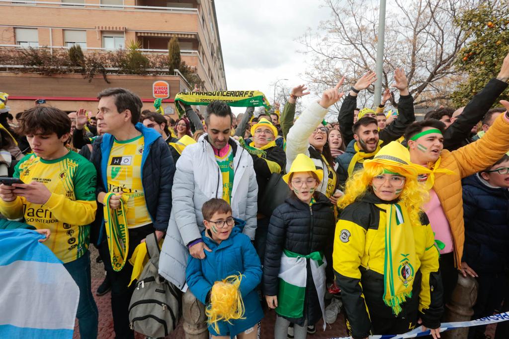 Miles de aficionados jienenses se desplazan a la ciudad granadina para vivir una cita histórica en la final de la Copa de España