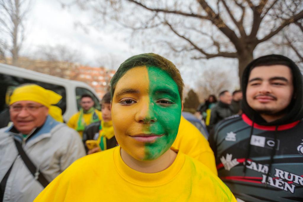 Miles de aficionados jienenses se desplazan a la ciudad granadina para vivir una cita histórica en la final de la Copa de España