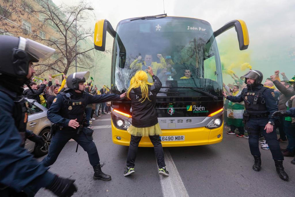 Miles de aficionados jienenses se desplazan a la ciudad granadina para vivir una cita histórica en la final de la Copa de España