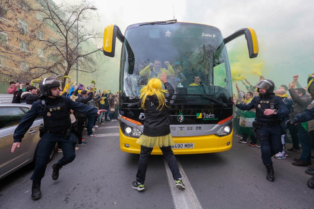 Miles de aficionados jienenses se desplazan a la ciudad granadina para vivir una cita histórica en la final de la Copa de España
