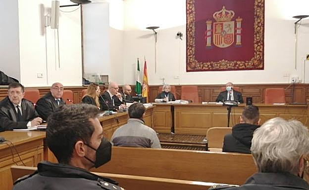 La acusada y el presunto encubridor, sentados en el banquillo. 