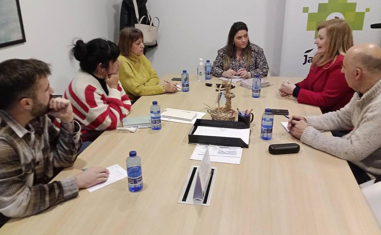 Reunión de la diputada y la edil de Juventud con Rampa. 