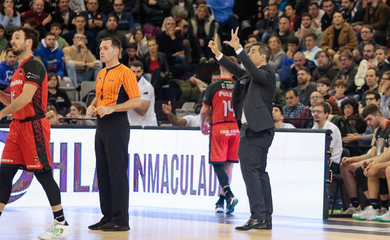 Pablo Pin da instrucciones en el partido contra el Baskonia de la primera vuelta en el Palacio.