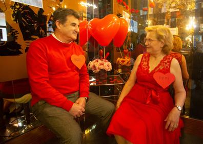 Imagen secundaria 1 - Arriba, amigos y miembros del hogar del pensionista de Churriana que no quisieron perderse la fiesta. Abajo, Miguel y Pepi y Francisco y josefina, dos de las parejas que tuvieron una cita en el 'First Dates'. 